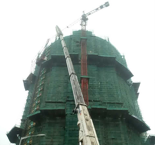 弓长岭吊车在工地上作业